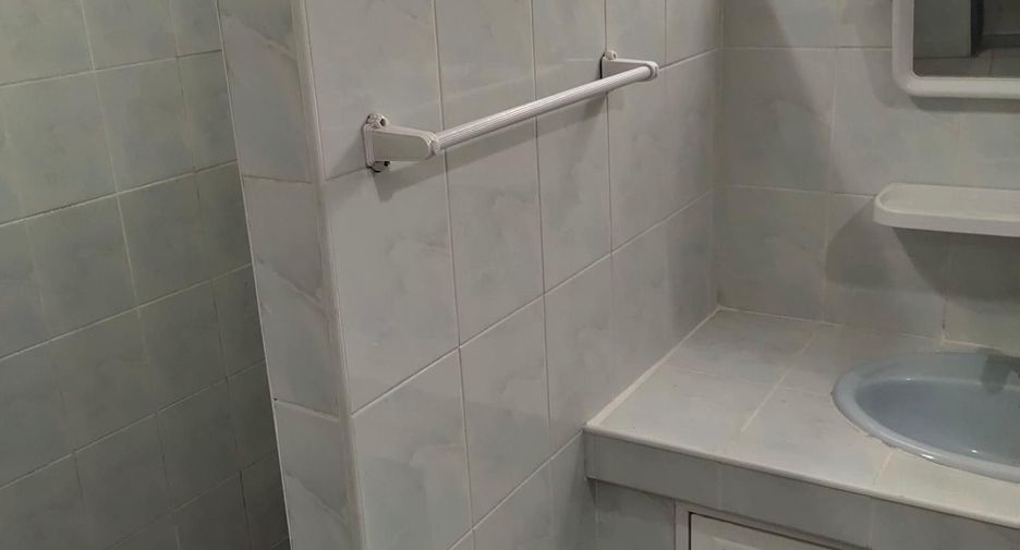 For rent 3 bedrooms townhouse in Watthana, Bangkok