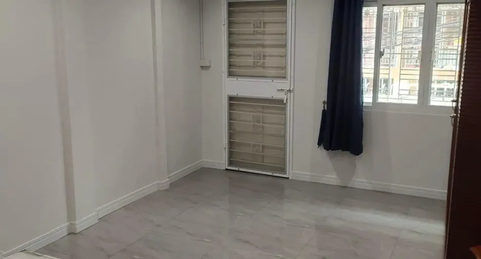 For rent 3 bedrooms townhouse in Watthana, Bangkok
