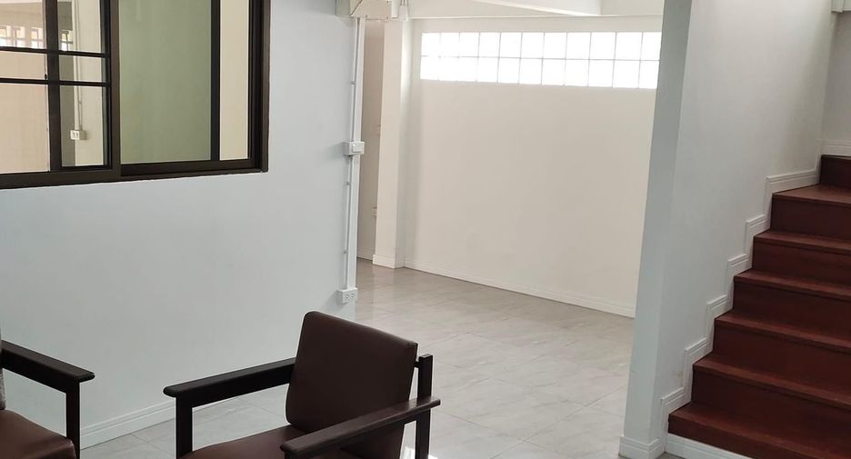 For rent 3 bedrooms townhouse in Watthana, Bangkok