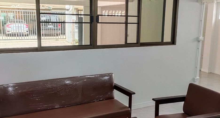 For rent 3 bedrooms townhouse in Watthana, Bangkok