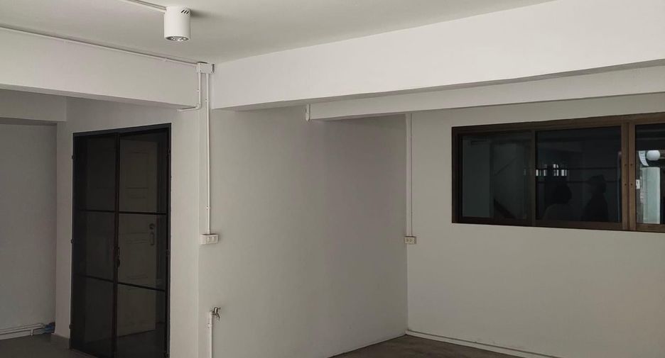 For rent 3 bedrooms townhouse in Watthana, Bangkok