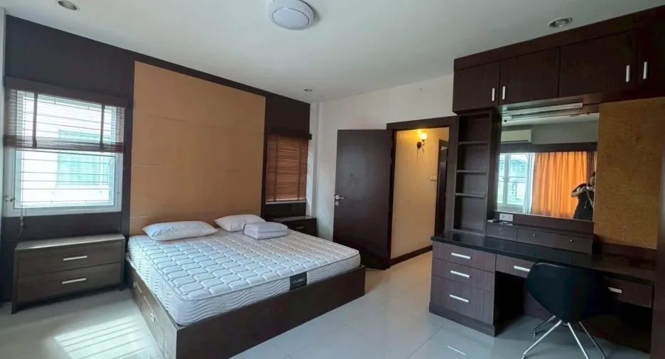For rent 4 bedrooms house in Bang Na, Bangkok