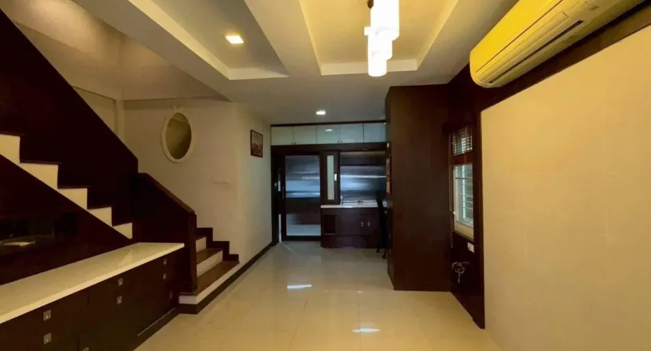 For rent 4 bedrooms house in Bang Na, Bangkok