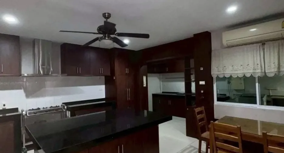 For rent 4 bedrooms house in Bang Na, Bangkok