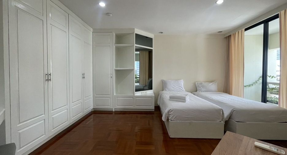 For rent 3 bedrooms condo in Sathon, Bangkok