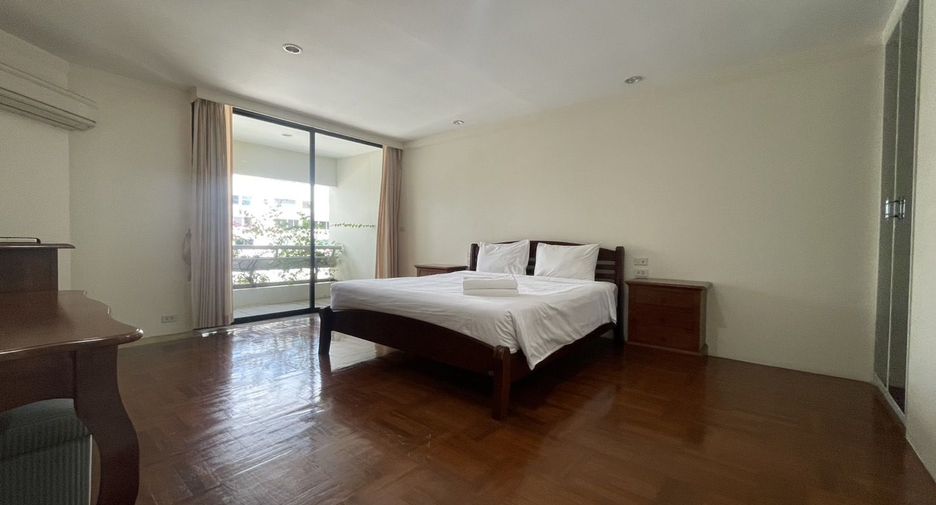 For rent 3 bedrooms condo in Sathon, Bangkok