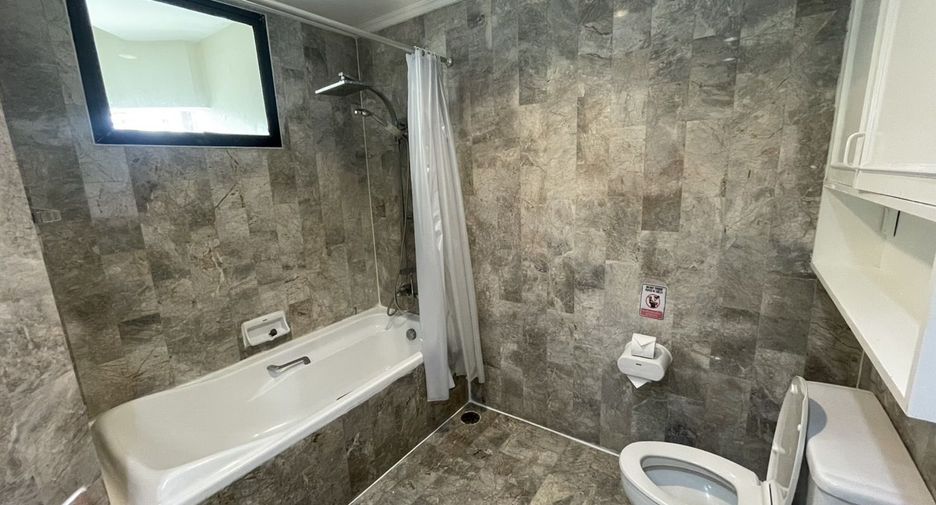 For rent 3 bedrooms condo in Sathon, Bangkok