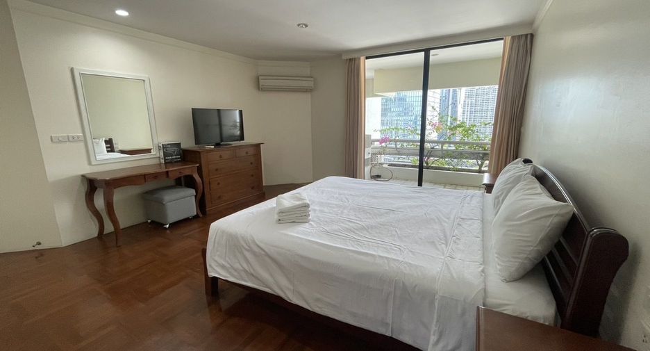 For rent 3 bedrooms condo in Sathon, Bangkok