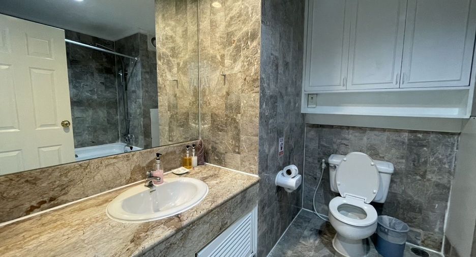 For rent 3 bedrooms condo in Sathon, Bangkok