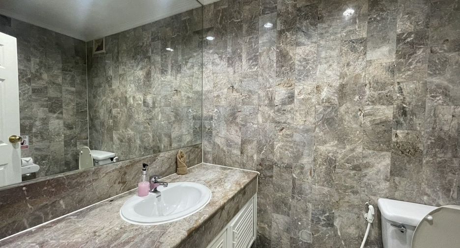 For rent 3 bedrooms condo in Sathon, Bangkok