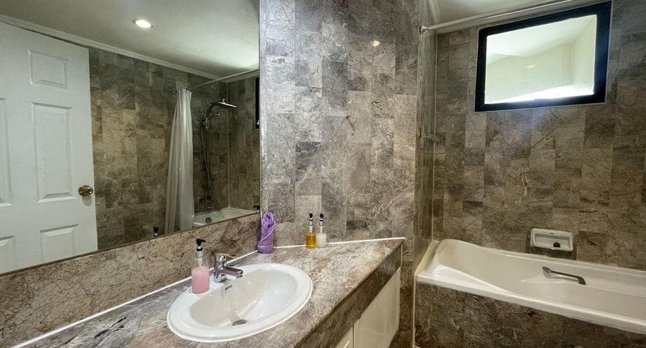 For rent 3 bedrooms condo in Sathon, Bangkok
