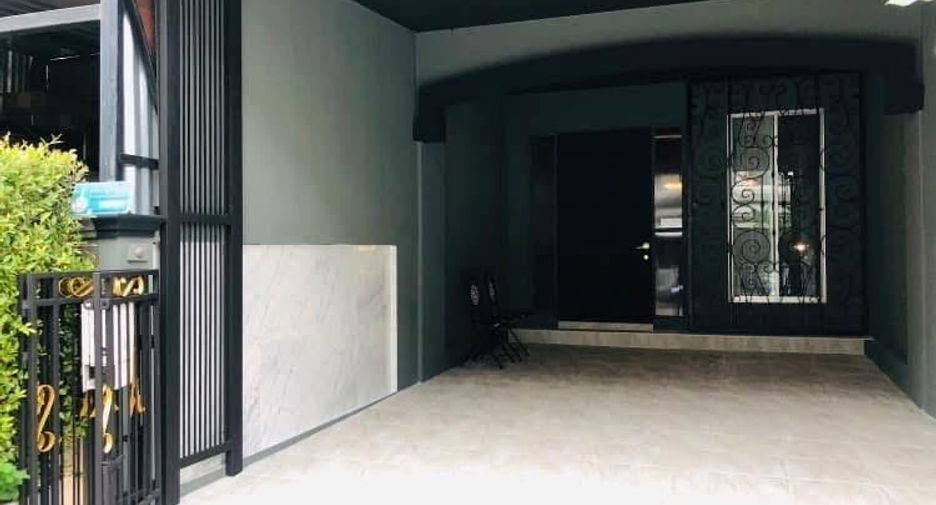 For rent 3 bedrooms house in Bang Kapi, Bangkok