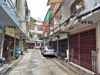 For rent 2 bedrooms townhouse in Yan Nawa, Bangkok