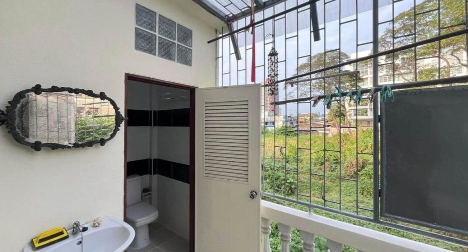 For rent 2 bedrooms townhouse in Yan Nawa, Bangkok