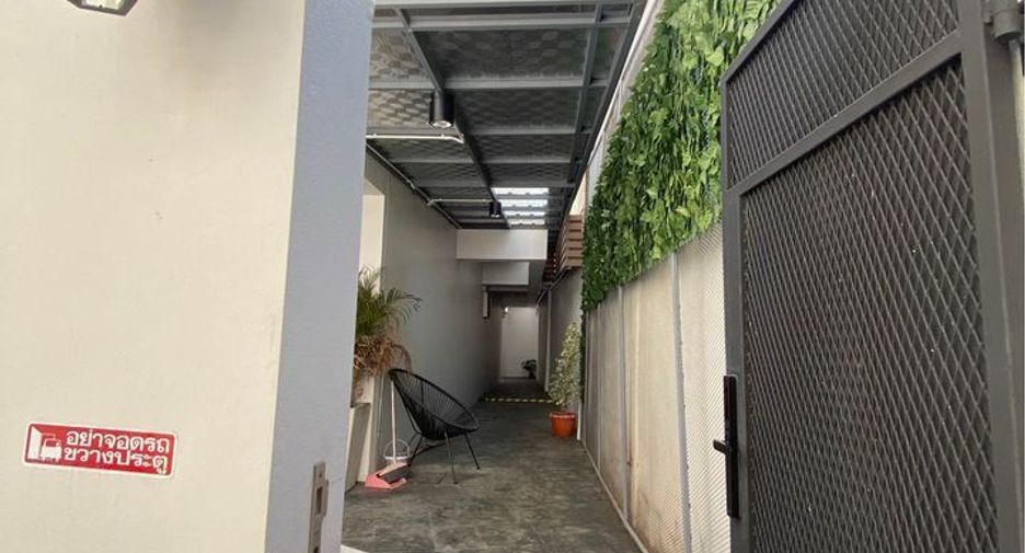 For rent 11 bedrooms retail Space in Samphanthawong, Bangkok