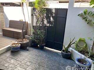 For rent 11 bedrooms retail Space in Samphanthawong, Bangkok
