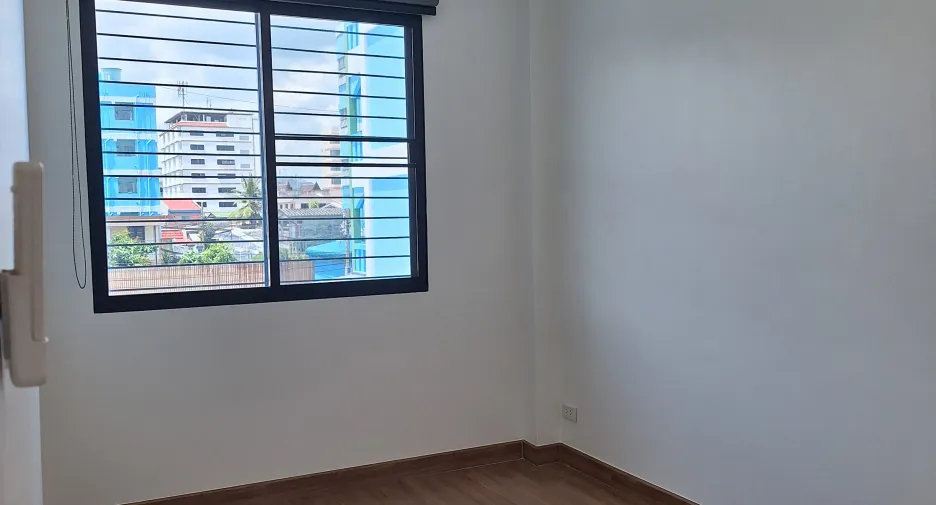 Casa adosada en alquiler de 4 habitaciones en Phra Pradaeng, Samut Prakan