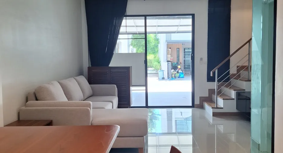 Casa adosada en alquiler de 4 habitaciones en Phra Pradaeng, Samut Prakan