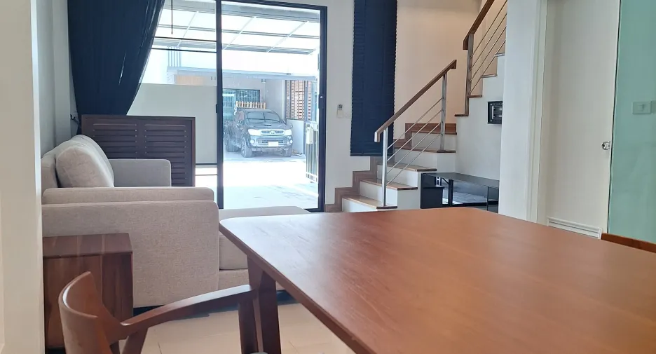Casa adosada en alquiler de 4 habitaciones en Phra Pradaeng, Samut Prakan