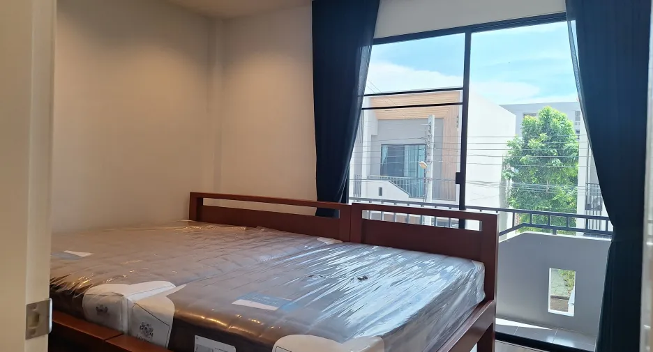 Casa adosada en alquiler de 4 habitaciones en Phra Pradaeng, Samut Prakan