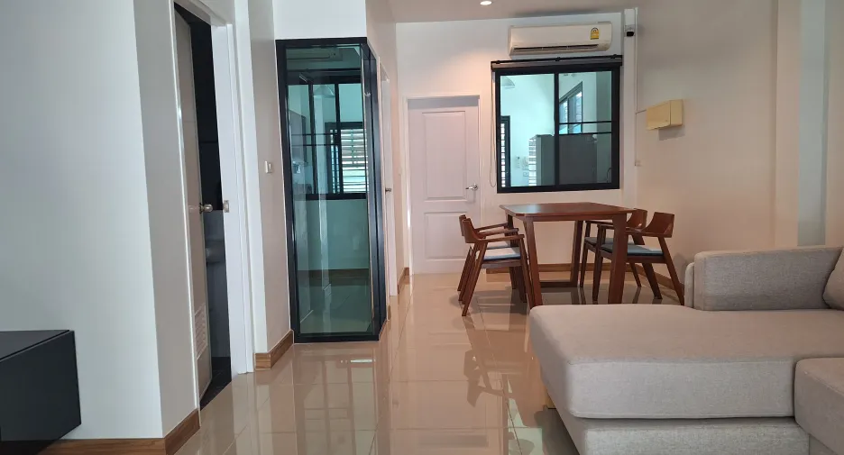 Casa adosada en alquiler de 4 habitaciones en Phra Pradaeng, Samut Prakan