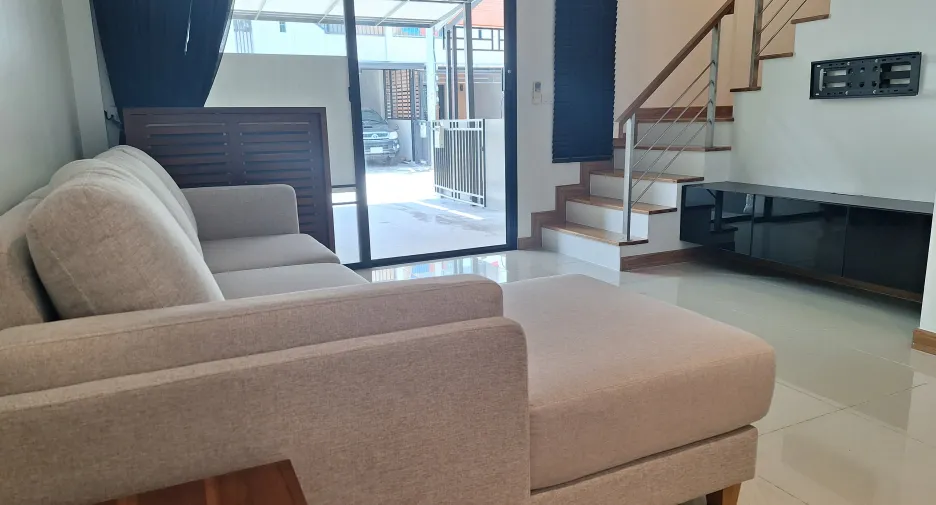 Casa adosada en alquiler de 4 habitaciones en Phra Pradaeng, Samut Prakan