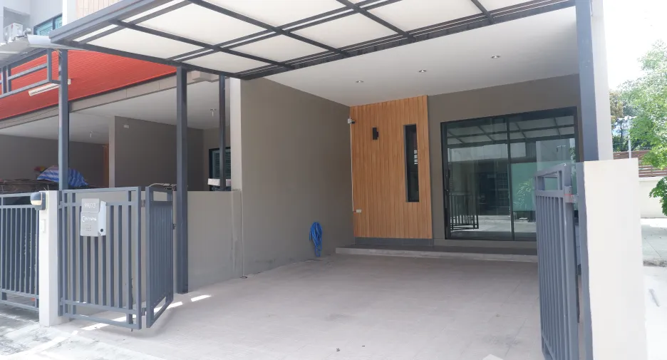 Casa adosada en alquiler de 4 habitaciones en Phra Pradaeng, Samut Prakan