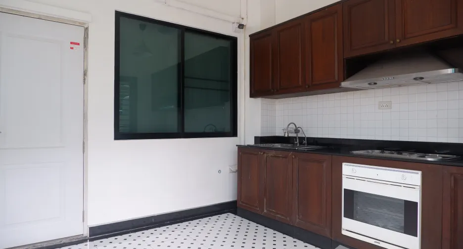 Casa adosada en alquiler de 4 habitaciones en Phra Pradaeng, Samut Prakan