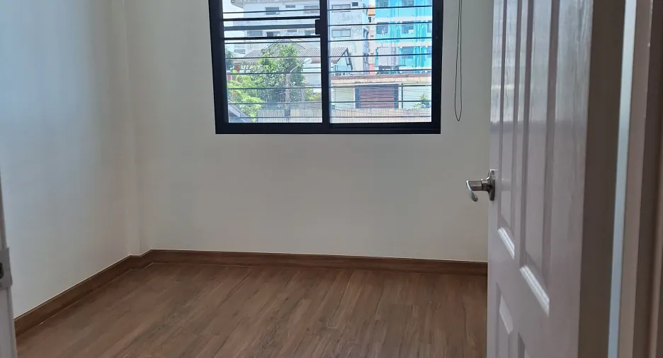 Casa adosada en alquiler de 4 habitaciones en Phra Pradaeng, Samut Prakan