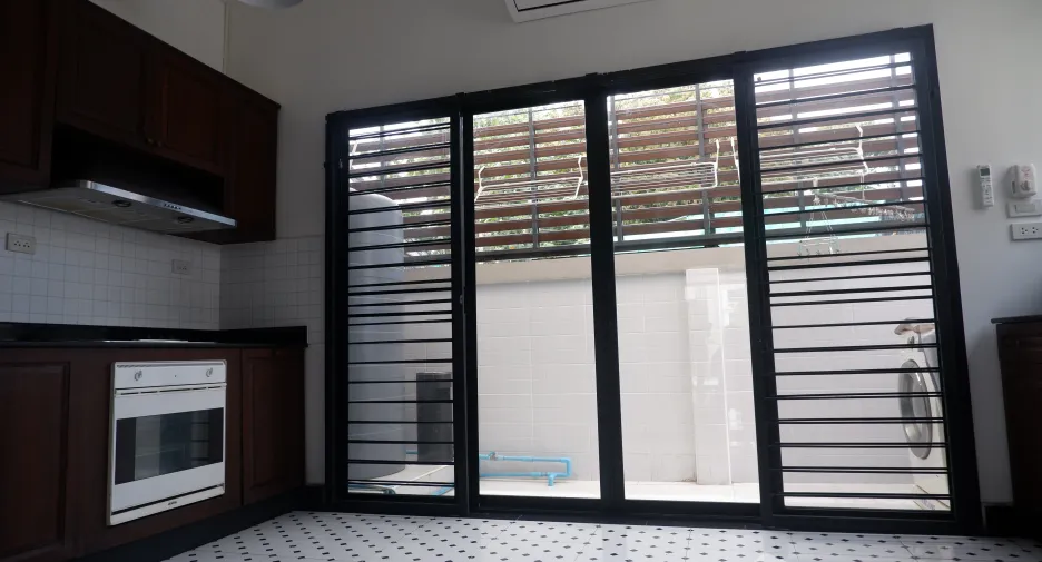 Casa adosada en alquiler de 4 habitaciones en Phra Pradaeng, Samut Prakan