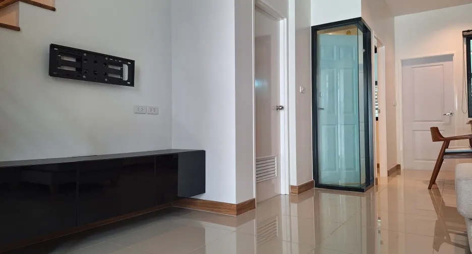 Casa adosada en alquiler de 4 habitaciones en Phra Pradaeng, Samut Prakan