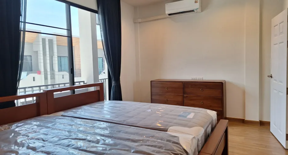 Casa adosada en alquiler de 4 habitaciones en Phra Pradaeng, Samut Prakan