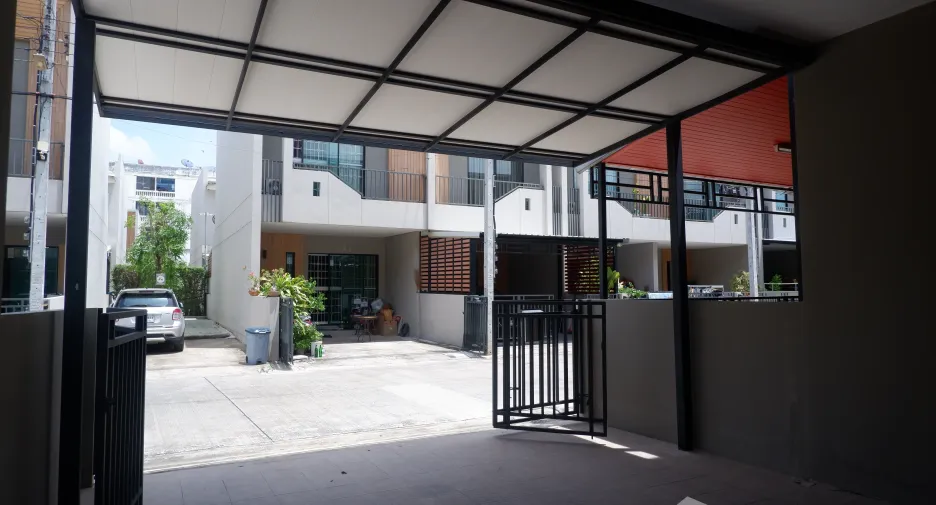 Casa adosada en alquiler de 4 habitaciones en Phra Pradaeng, Samut Prakan