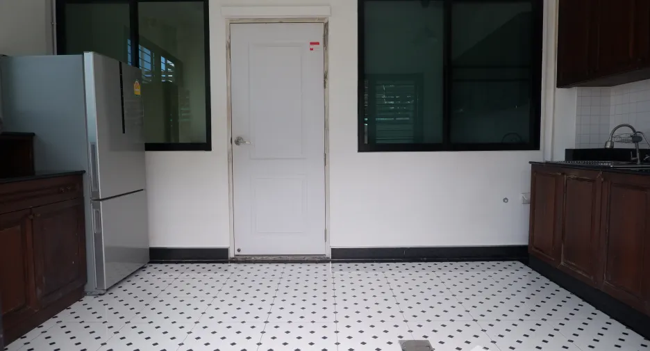 Casa adosada en alquiler de 4 habitaciones en Phra Pradaeng, Samut Prakan