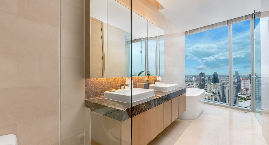 For rent 3 bedrooms condo in Pathum Wan, Bangkok