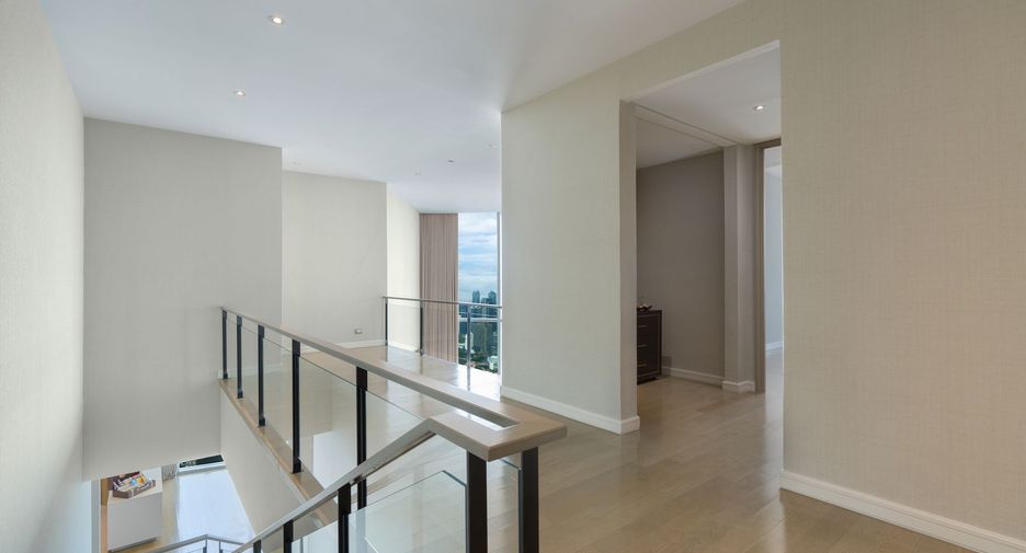 For rent 3 bedrooms condo in Pathum Wan, Bangkok