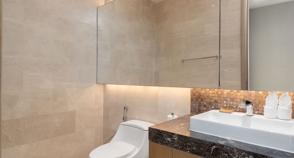 For rent 3 bedrooms condo in Pathum Wan, Bangkok