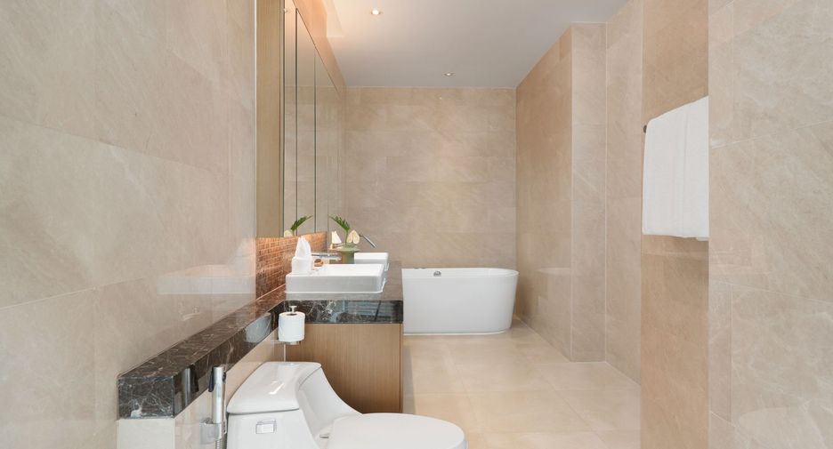 For rent 3 bedrooms condo in Pathum Wan, Bangkok