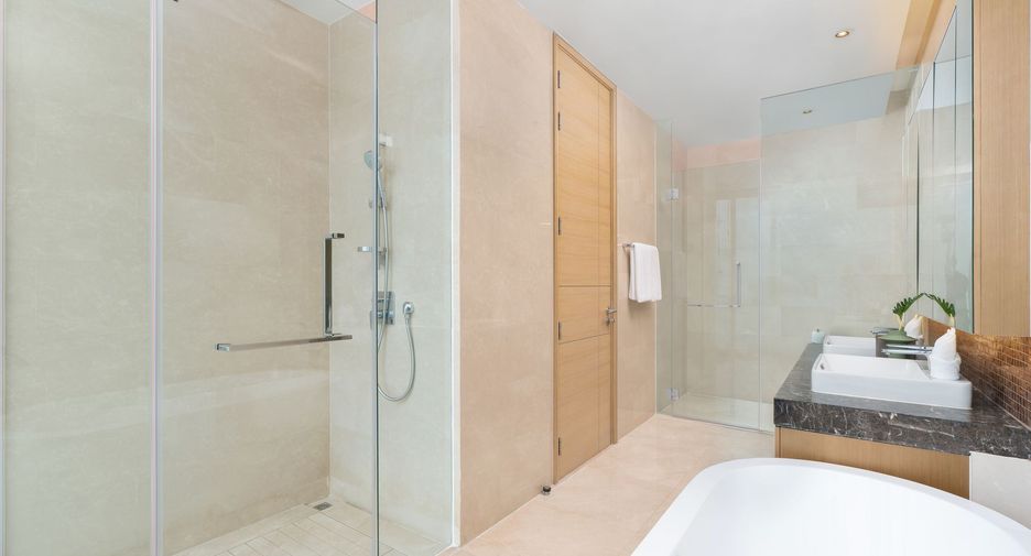 For rent 3 bedrooms condo in Pathum Wan, Bangkok