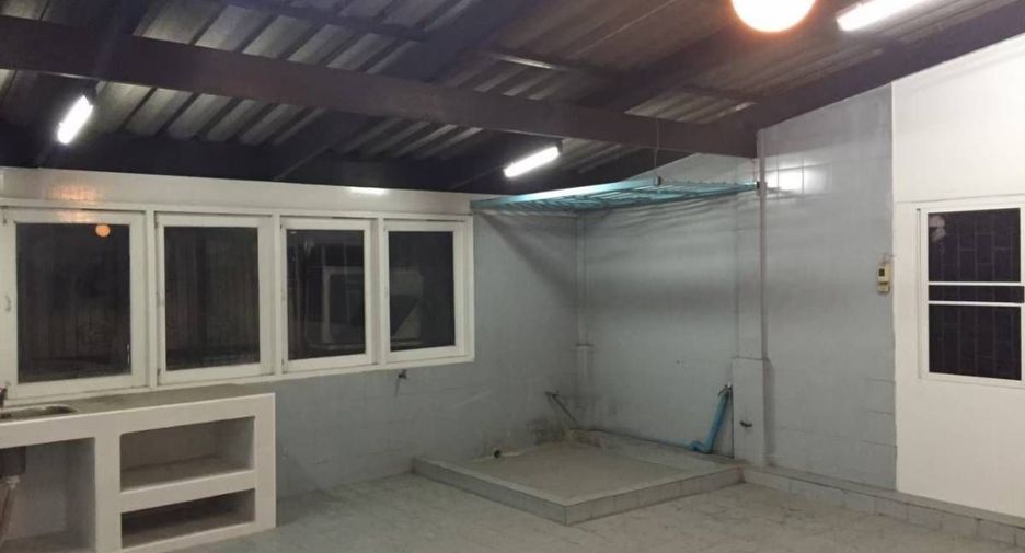 For rent 4 bedrooms townhouse in Khlong San, Bangkok