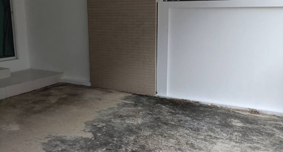 For rent 3 bedrooms townhouse in Lat Phrao, Bangkok