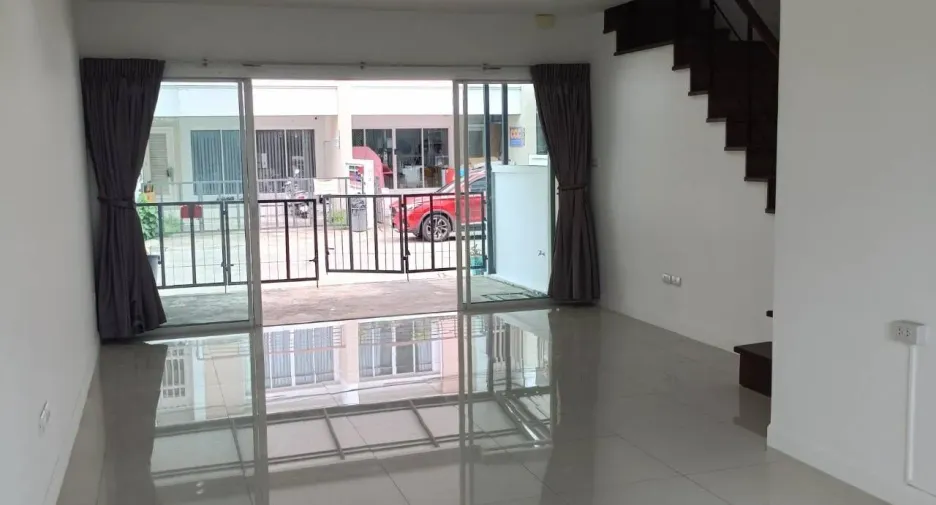 For rent 3 bedrooms townhouse in Lat Phrao, Bangkok