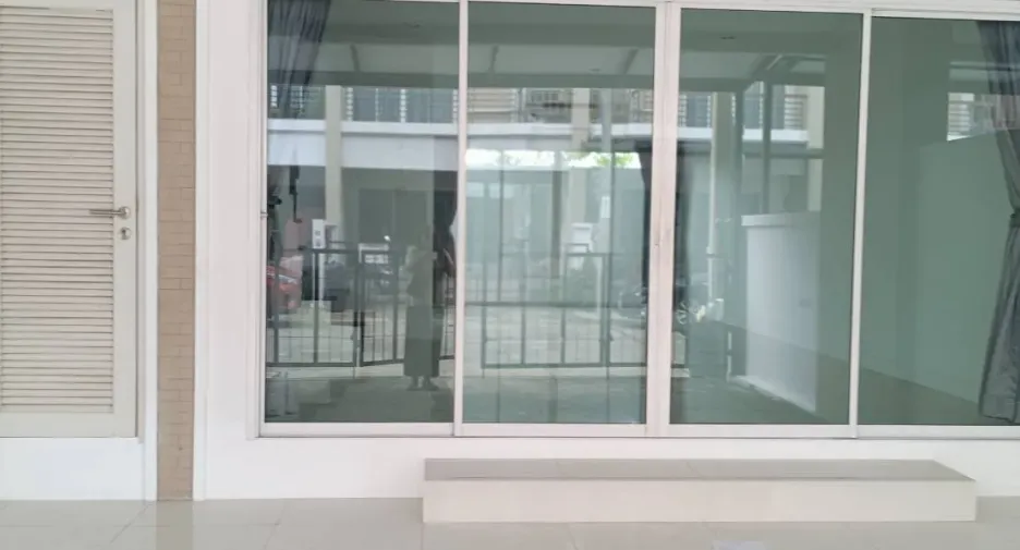 For rent 3 bedrooms townhouse in Lat Phrao, Bangkok