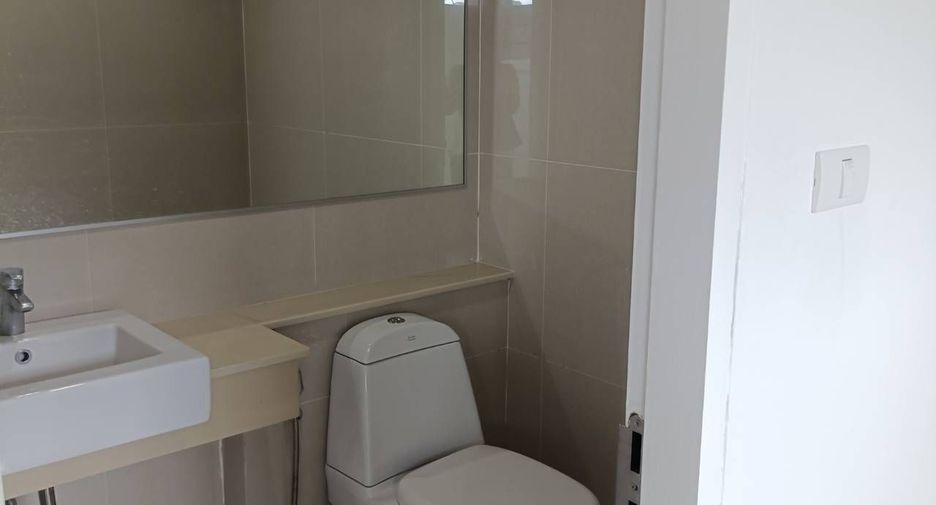 For rent 3 bedrooms townhouse in Lat Phrao, Bangkok