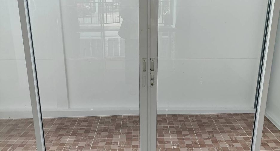 For rent 3 bedrooms townhouse in Lat Phrao, Bangkok