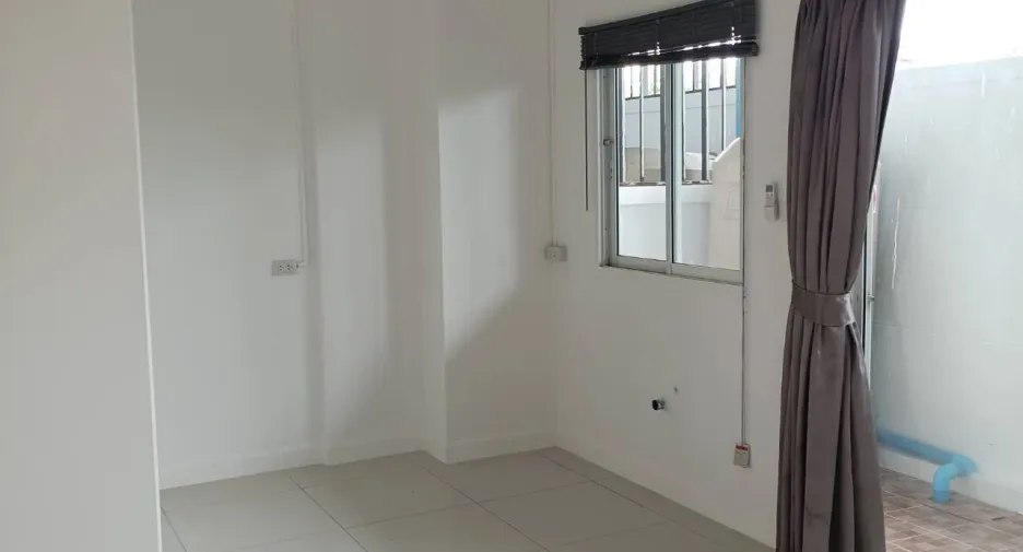 For rent 3 bedrooms townhouse in Lat Phrao, Bangkok