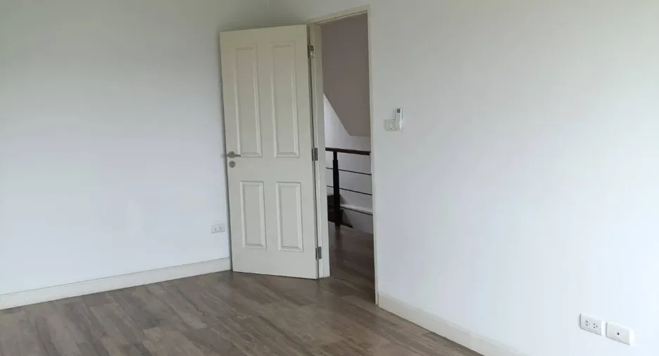 For rent 3 bedrooms townhouse in Lat Phrao, Bangkok