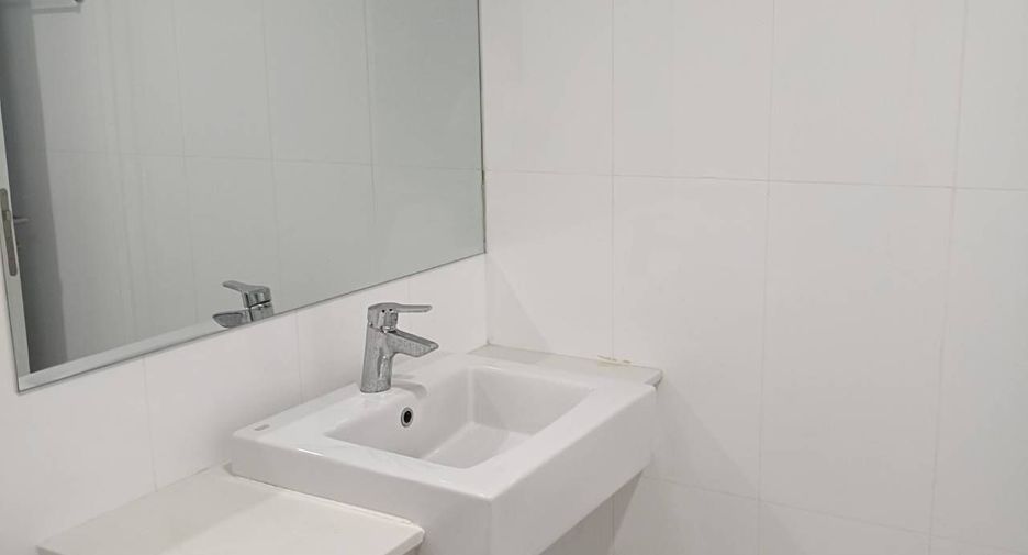 For rent 3 bedrooms townhouse in Lat Phrao, Bangkok