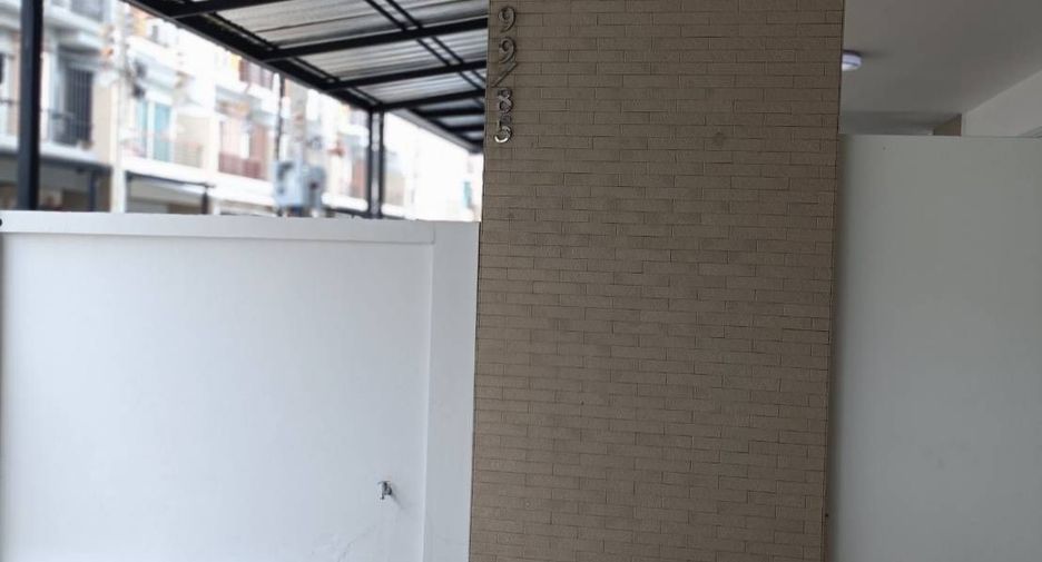For rent 3 bedrooms townhouse in Lat Phrao, Bangkok