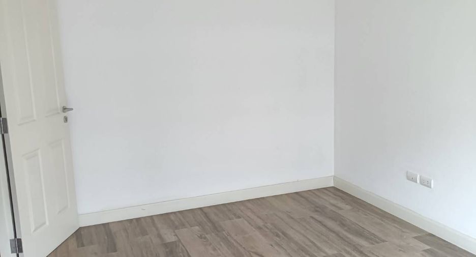 For rent 3 bedrooms townhouse in Lat Phrao, Bangkok